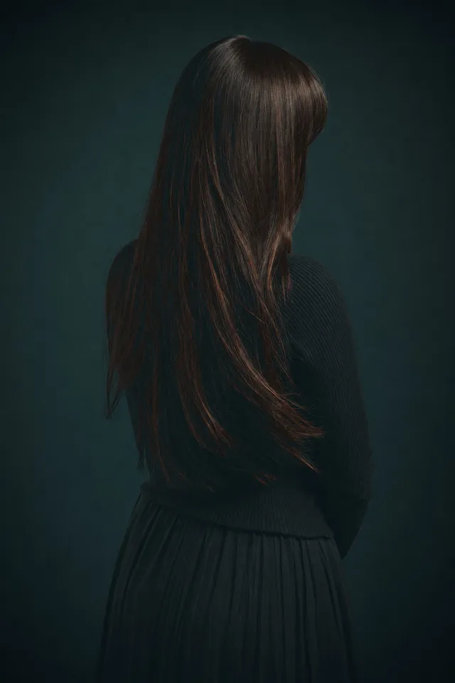 שיער ארוך כהה וחלק עם פוני ישר, סטודיו בגוון ירוק-ים (תמונת דמו)